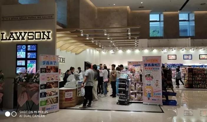 罗森喜茶联名,罗森喜茶立牌