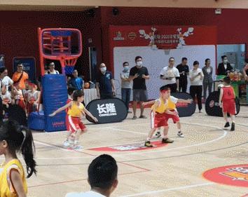 6岁女孩打篮球惊艳全场外网评论,6岁女孩篮球赛场上惊艳全场