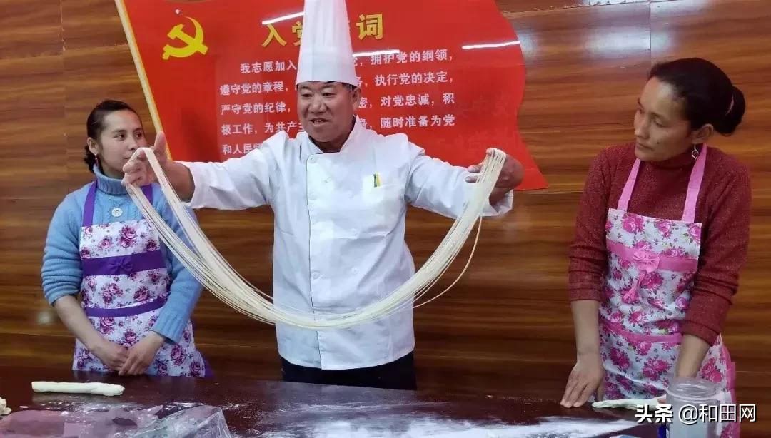 和田有个用火车车厢开的餐厅！火车头餐饮文化广场！生意火爆...