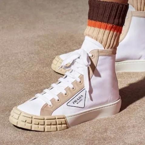 今年流行帆布鞋底子,今年特别流行的一款帆布鞋