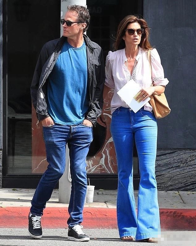 baby穿露脐装秒变小腰精,五五分假胯宽身材穿搭