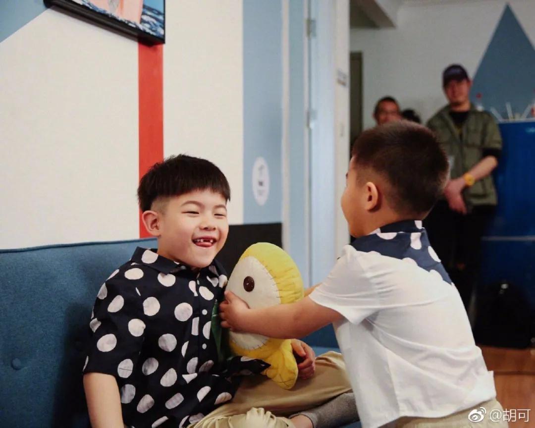 胡可气得想打大儿子视频,胡可打儿子