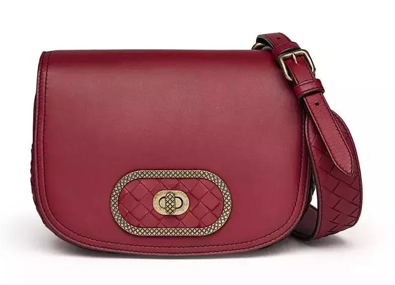 购买新款女性包包,女子买新包