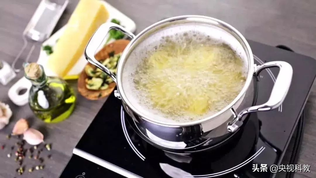 油锅着火不要慌,油锅起火时不正确的扑救方法