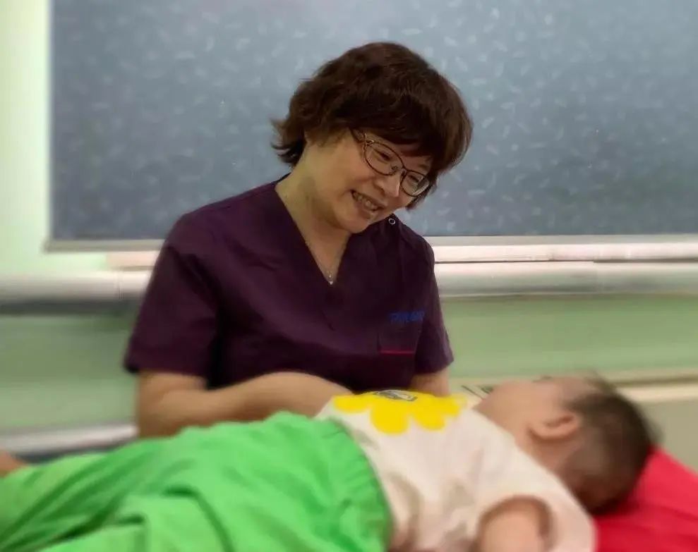 宝宝手臂用不上劲是什么情况,宝宝手臂不光滑怎么回事