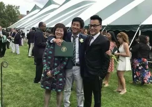 它曾经比肩亚马逊，创始人却宣扬“婚外性”，是低俗还是耿直？