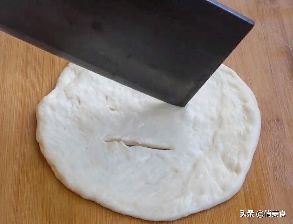 油饼怎样和面才酥软好吃,怎样做油饼和面才松软好吃