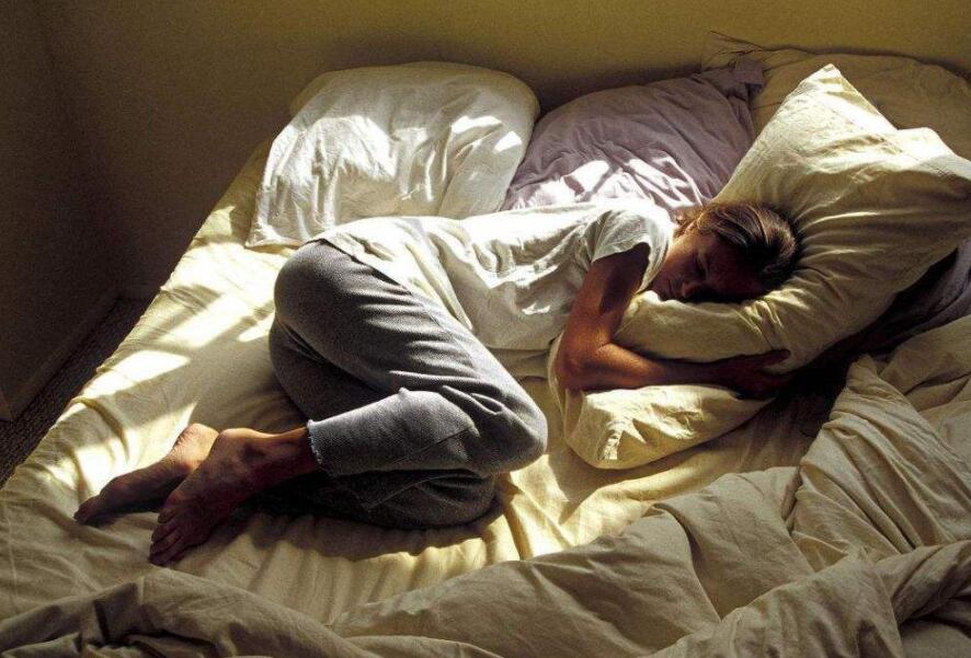 孕期夫妻应该分开睡吗,怀孕后应该和老公两地分居吗