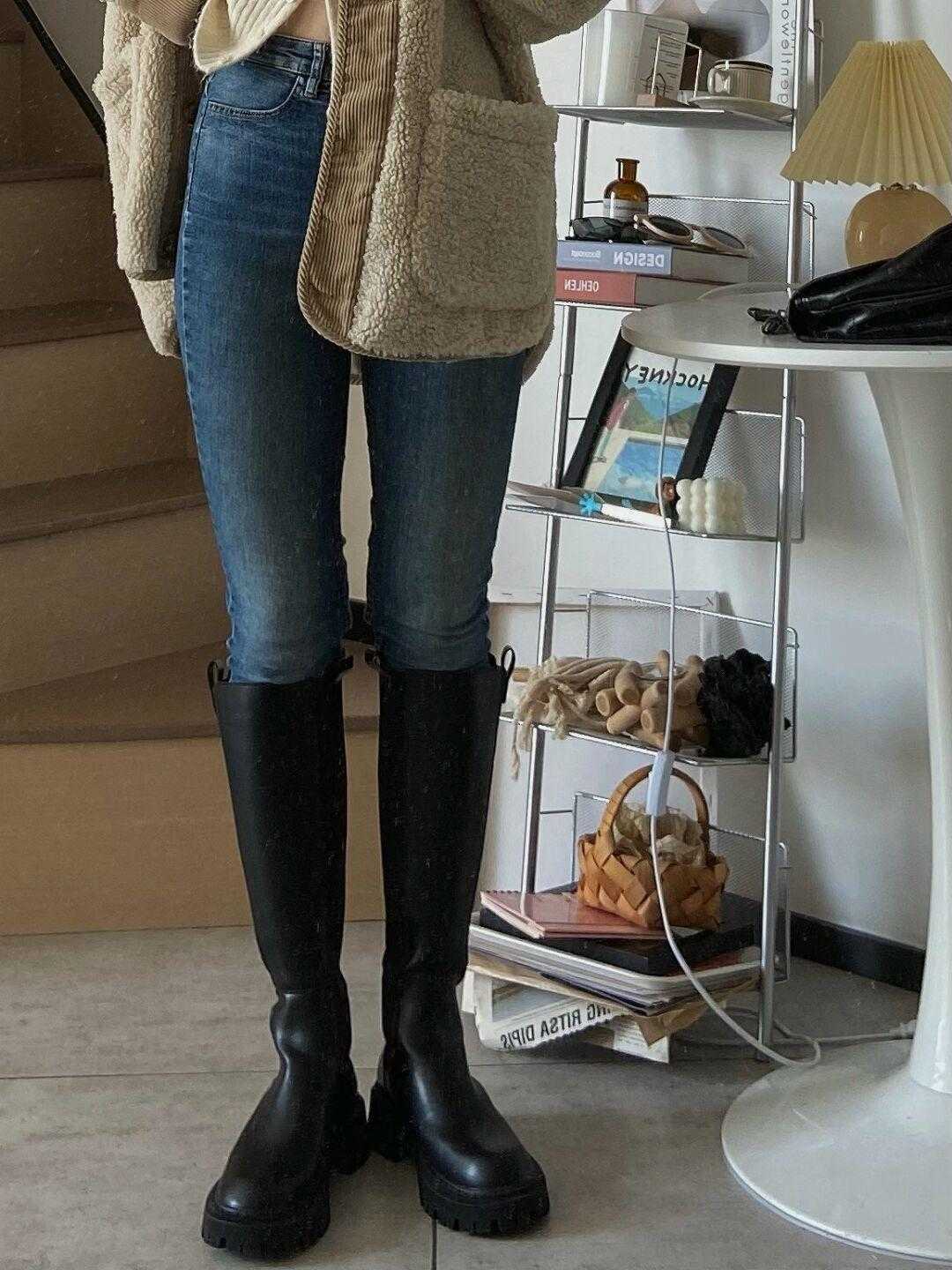 儿童黑色皮夹克搭配蓝色牛仔裤,黑色机车皮夹克搭配什么牛仔裤