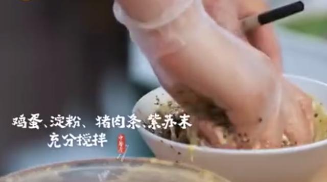 赵丽颖再出黑料，《中餐厅》备菜时不戴手套，甚至还舔了舔手指