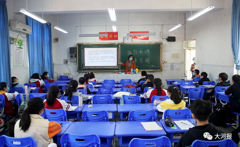 山东一学校食堂火了!一张餐桌4个凳子锁了3个,只容一人孤独地坐着