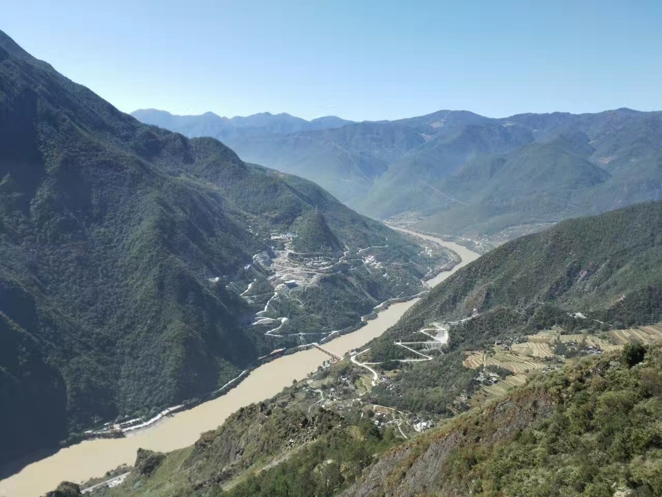 云南虎跳峡徒步线路初级,虎跳峡徒步28道弯