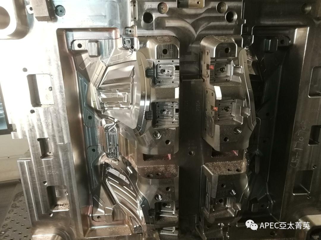 江苏智能化车灯注塑模具制造厂家,车灯双色注塑模具