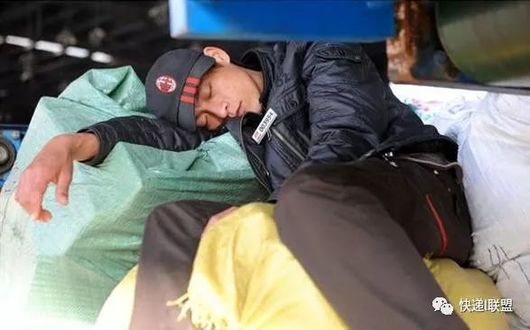 双十一快递收到好物,双11快递正在签收