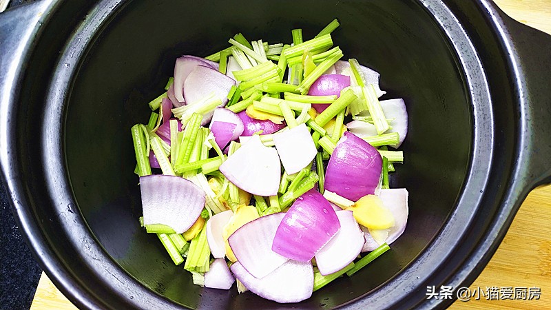 大鲤鱼骨头鱼肉怎么做好吃,猪尾巴和骨头怎么做的好吃