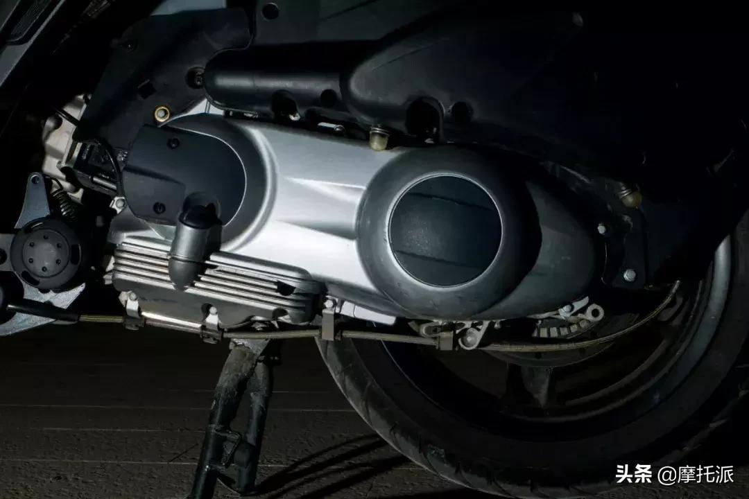 这是一辆让人爱恨交加的大踏板,阿普利亚SRMAX300综合测评-上