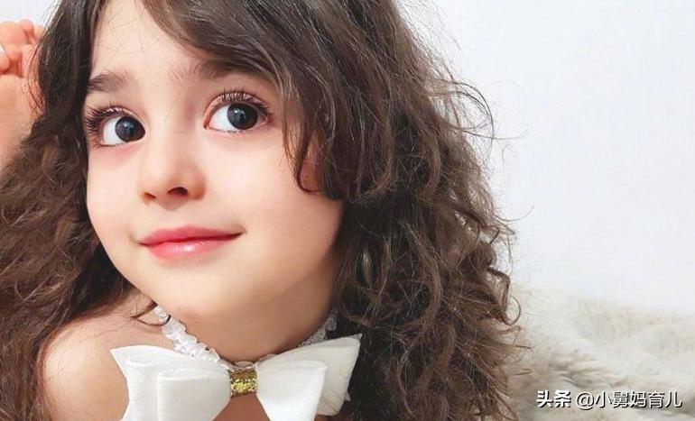 三岁女儿偷吃大团毛发，究竟是为何，医生：家长太失职了