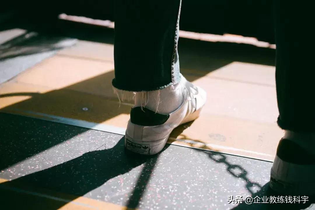 退市破产曾经的鞋王,一代鞋王宣告破产的背后