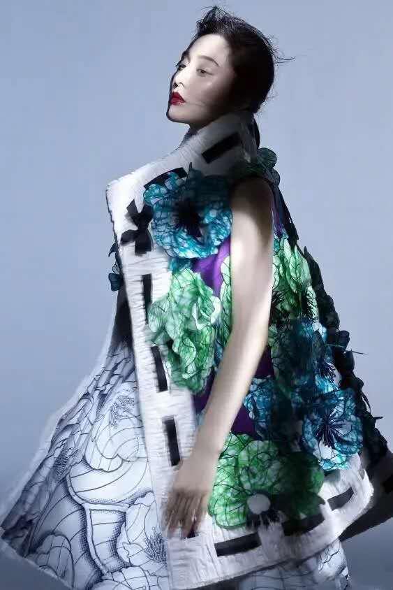 范冰冰穿深v白西装秀身材,范冰冰穿西装大背头照片