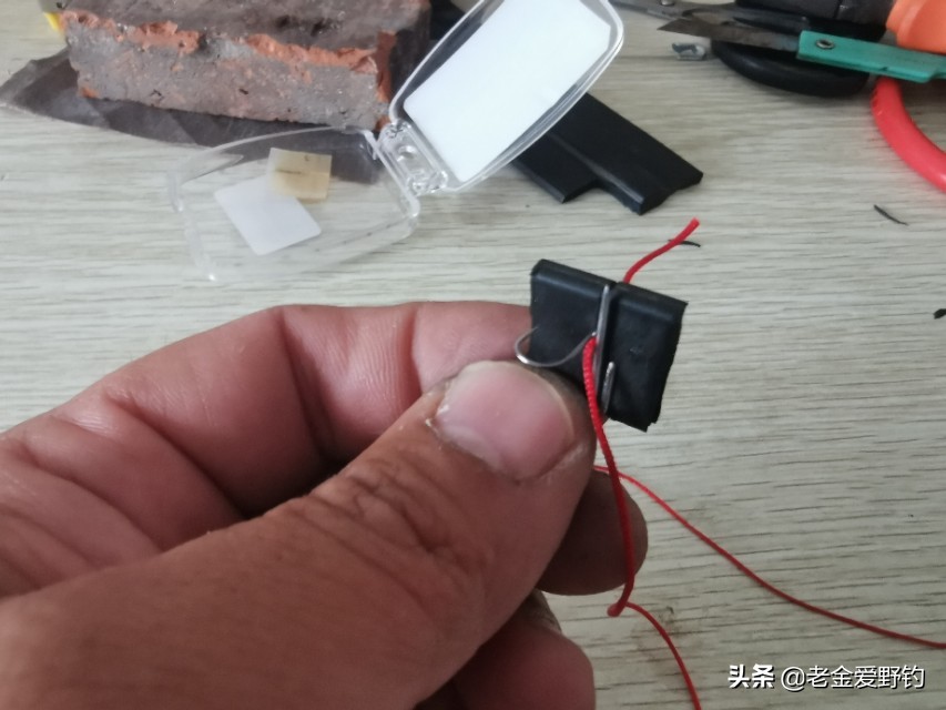 自制绑钩器的绑钩演示,绕线圈自制绑钩器可以绑袖钩