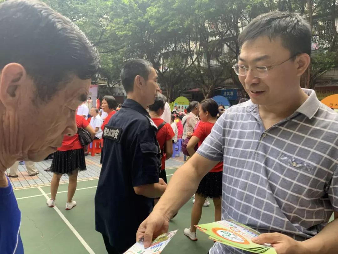 持续推进在职党员进社区志愿服务,在职党员下沉社区开展志愿服务