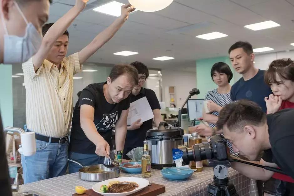 他是“毒包书皮”引爆者，在公益和商业间将企业营收干到近亿