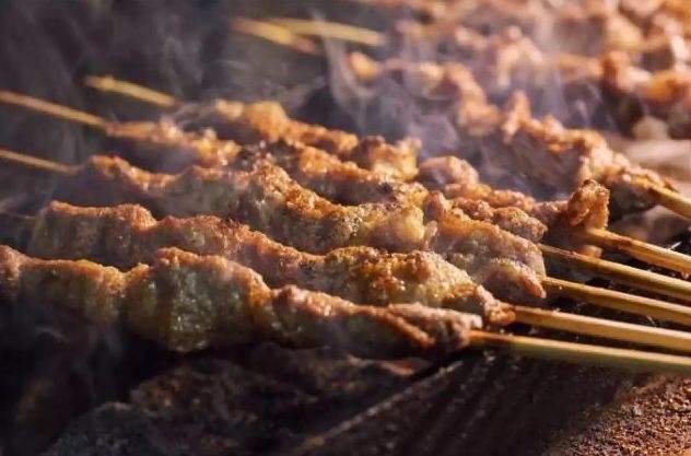 烧烤师傅教你零基础烤羊肉串,买直接串好的羊肉串怎么烤