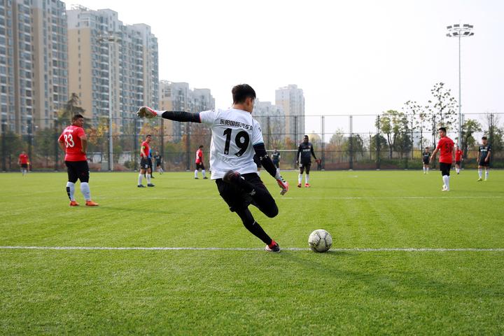 别开生面绿茵竞技