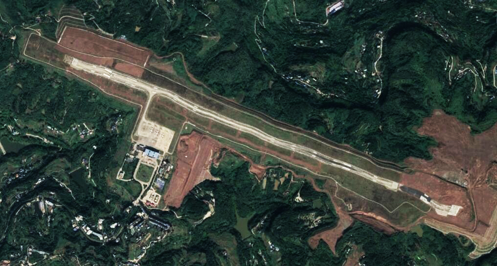 卫星上看重庆万州：沿江而建的山城，城镇形态不太集中