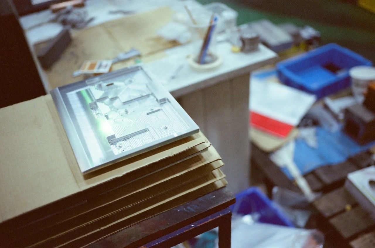 联想thinkpade14小红点是干嘛的,thinkpadlogo上的小红点是灯吗