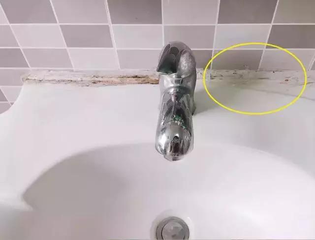 洗手台有缝隙,发黑又发霉?保洁阿姨教你一招,5秒统统划干净