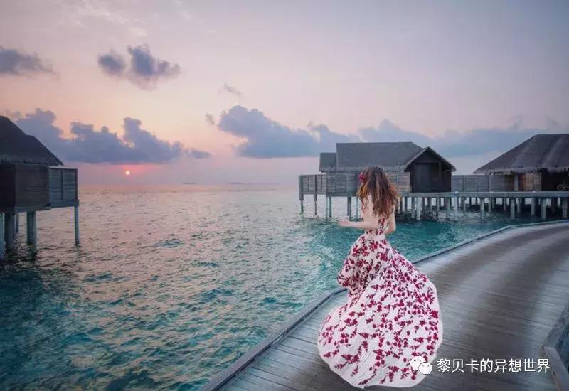 她们穿的连衣裙,她们穿的花裙子