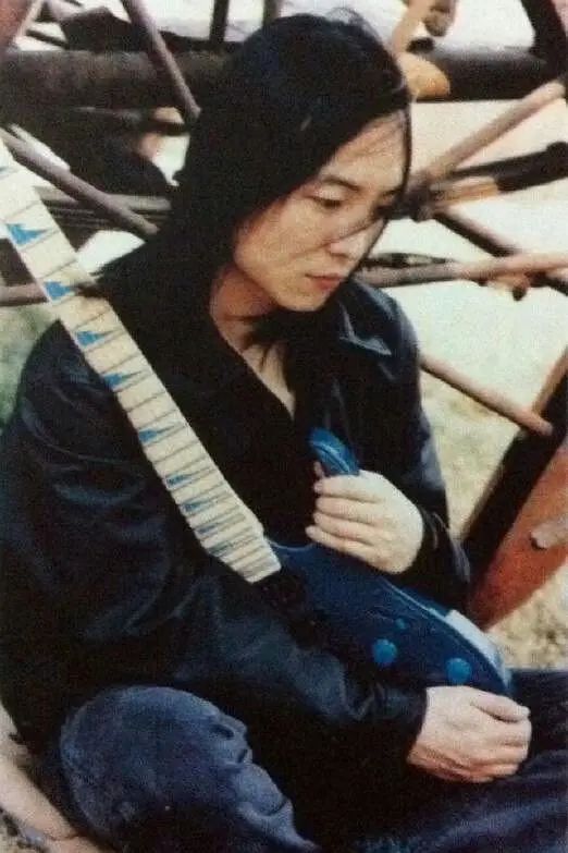 许巍曾经沧桑如今风华正茂,02年的许巍和现在的许巍