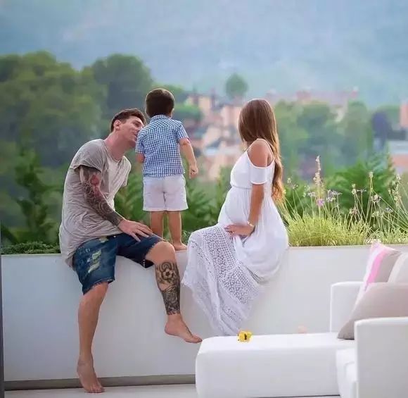 梅西有一个陪他几年的老婆,梅西30岁