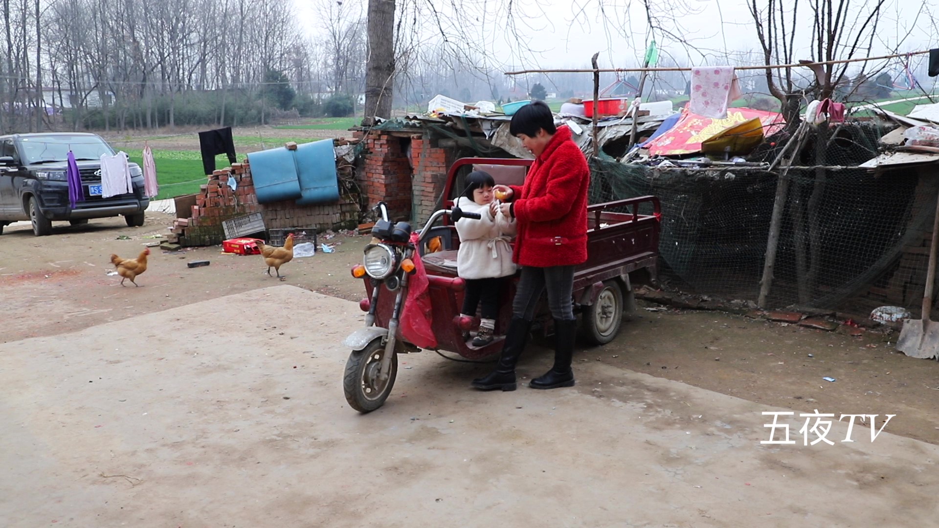 梅子把车钥匙锁车里，强子急的要命不知怎么办，谁有好方法开车锁