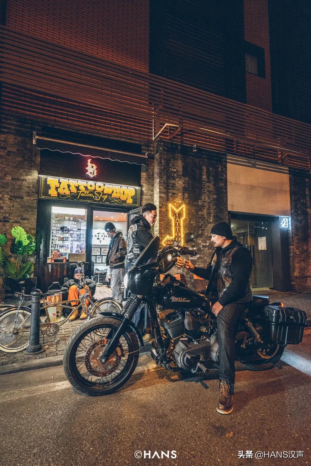 武汉神秘三角地，马路牙子上的通宵派对