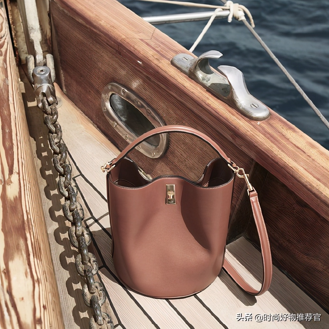 celine标志印花横款手袋,celine新款牛皮革手袋