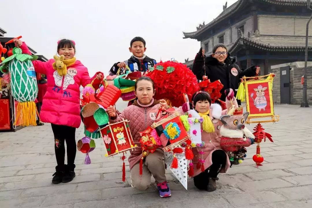 古城夜景灯光璀璨,欣赏古城夜晚灯火通明的景色