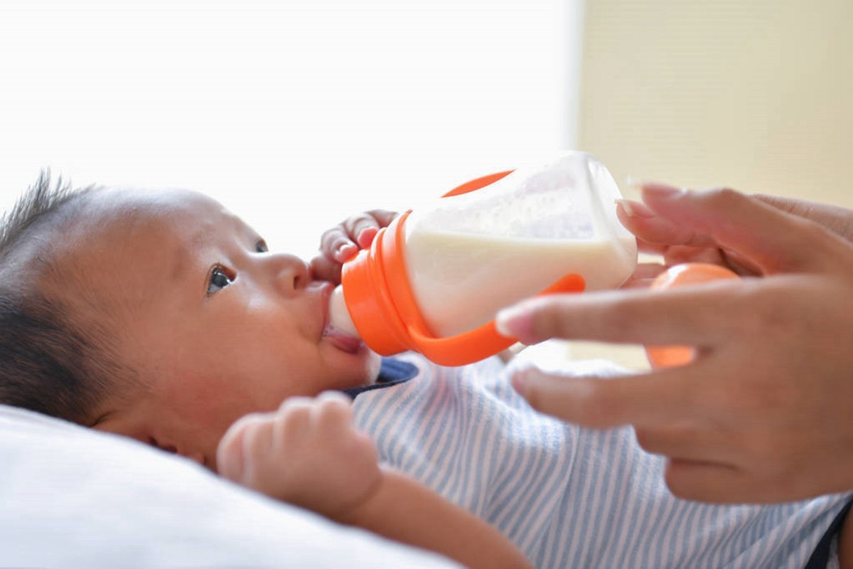 4个月的宝宝胃能接受多少奶量,新生儿每天喝奶量对照表