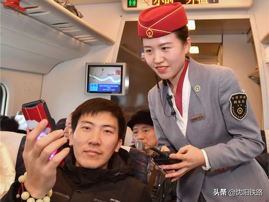 实行电子客票首日旅客为便捷点赞