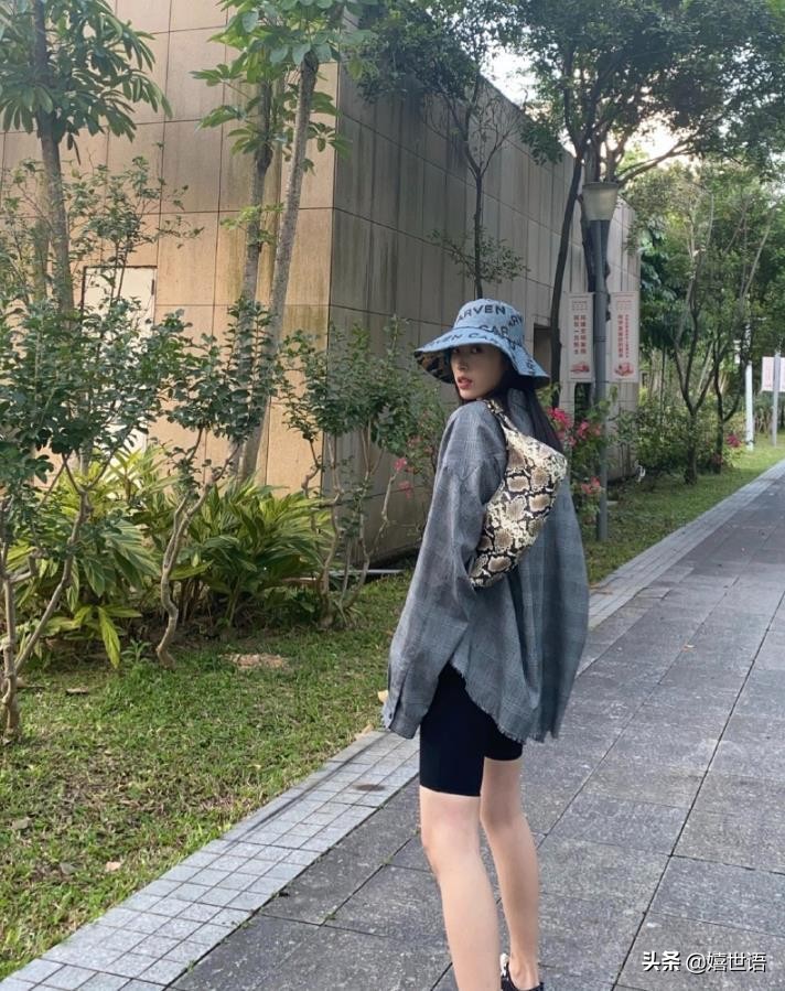 周雨彤穿板鞋图片,周雨彤spell牛仔裤穿搭