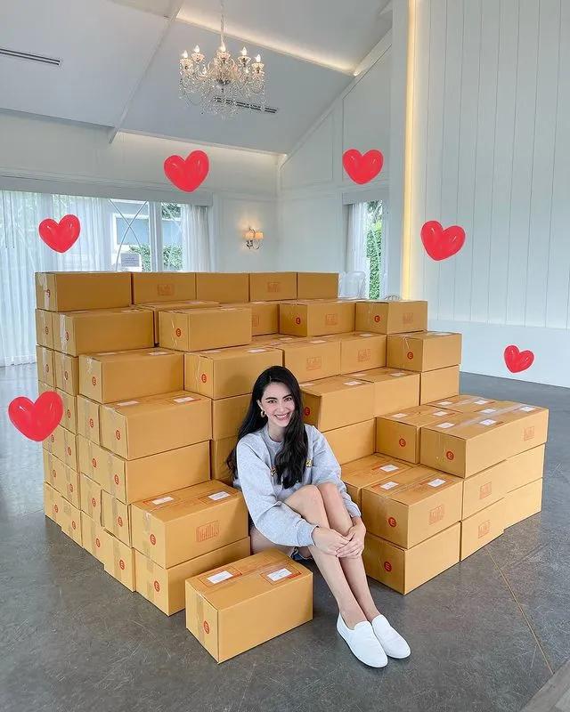 杨幂穿连体短裤时尚大片,杨幂现身粉色风衣配短裤