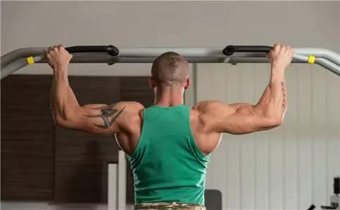 如何用拉力器锻炼背部,如何用拉力器练力量视频