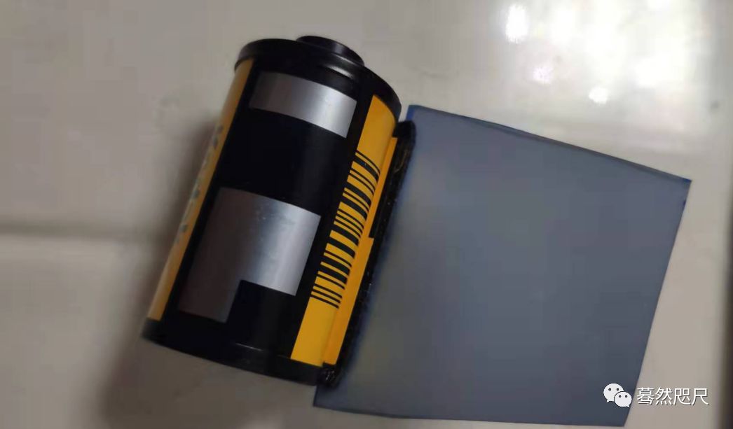 d76黑白胶卷冲洗经验,暗房洗胶卷用什么颜色灯