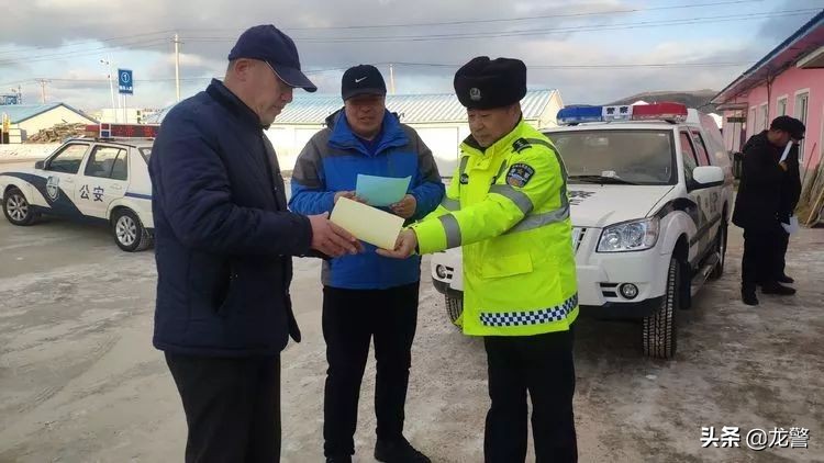 交警走进驾校开展交通安全宣传,驾校驾驶员道路交通安全培训