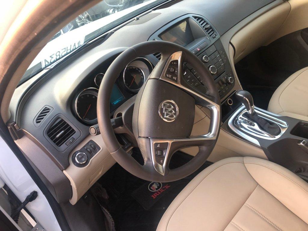 白色的家用车,白色的车价格高一点