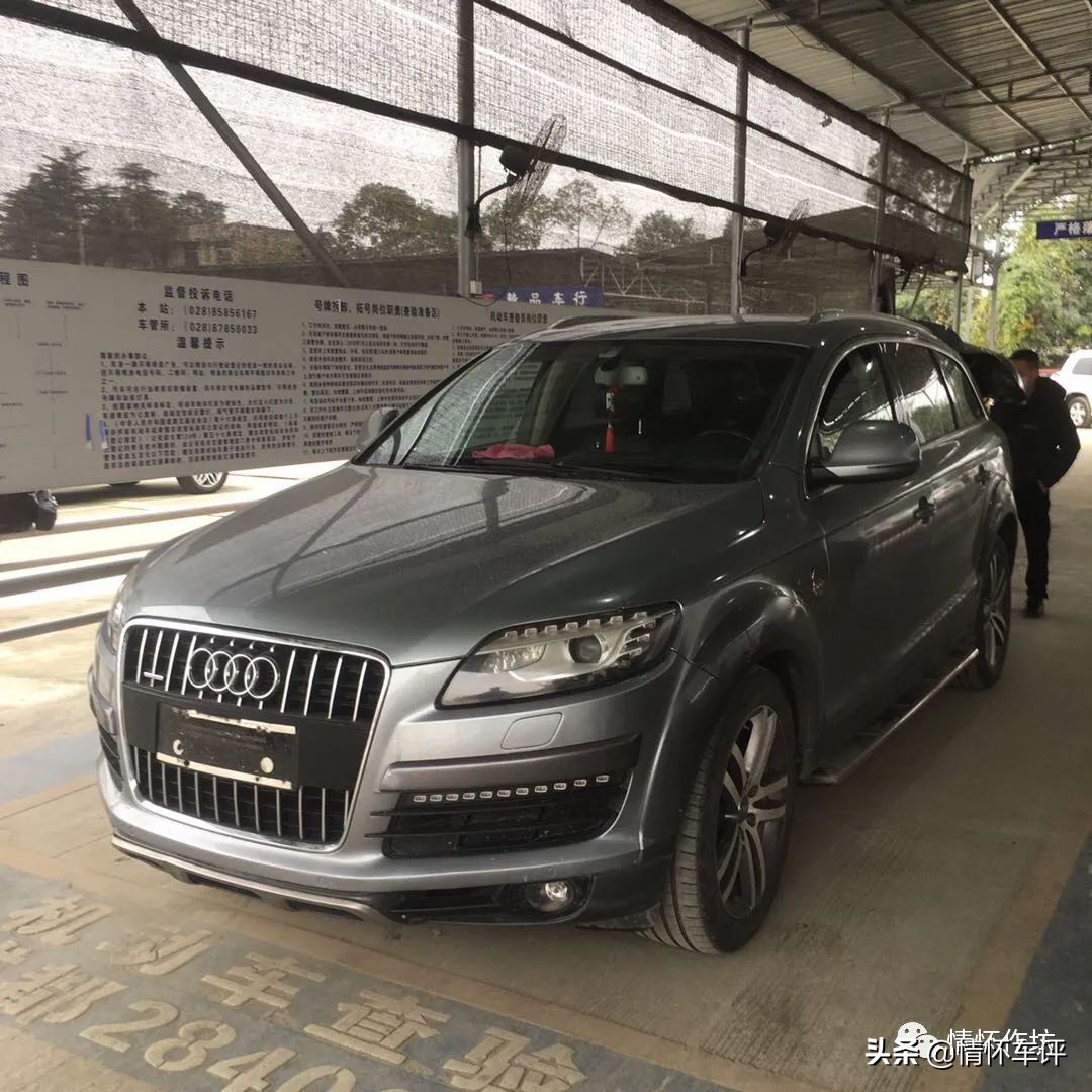 小伙买了一辆奥迪回村,小伙买了台7w的奥迪a7