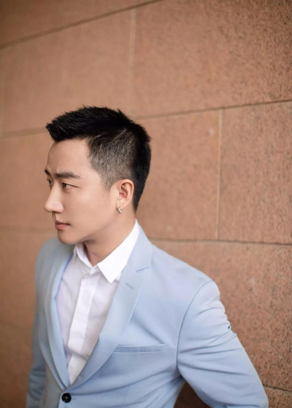 衬衫搭长裤，过度最合适，但我却爱上了王俊凯这件牛仔夹克