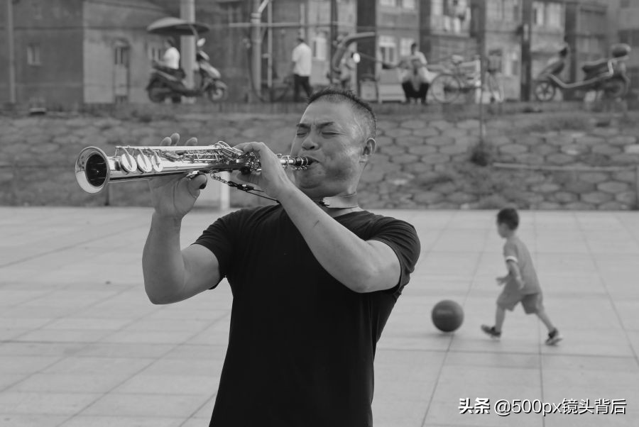 襄河人家令人神往：养几只土鸡、猫狗和一些花草…何等美好的生活