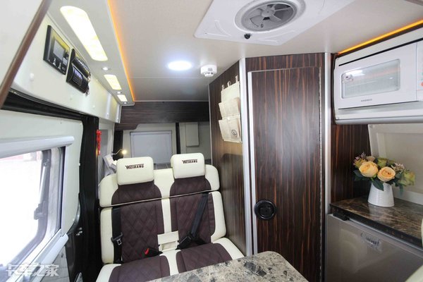 小两口开拖挂房车自驾游视频,成都小两口房车自驾游